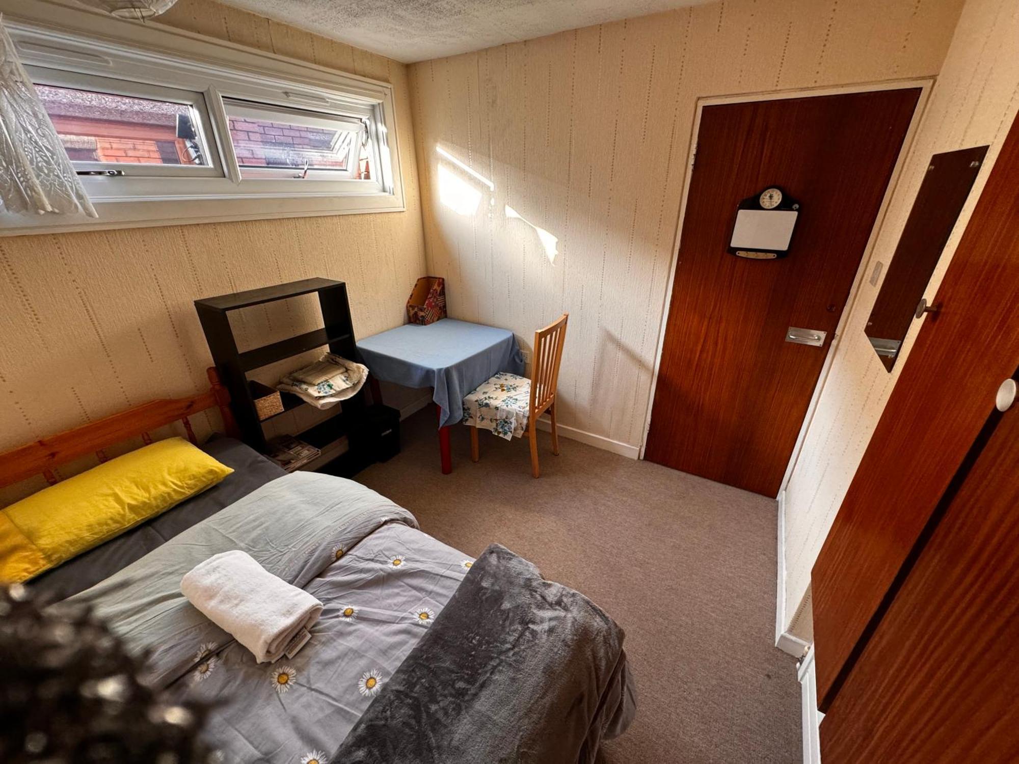 Double Location Near Shopping Center & Free Parking Homestay